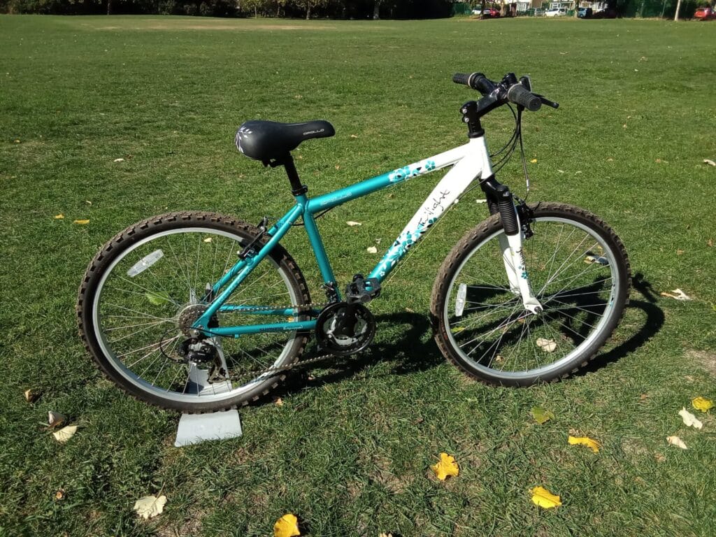 apollo twilight, 17 frame, 26 wheel, 3 x 7 gears, white teal