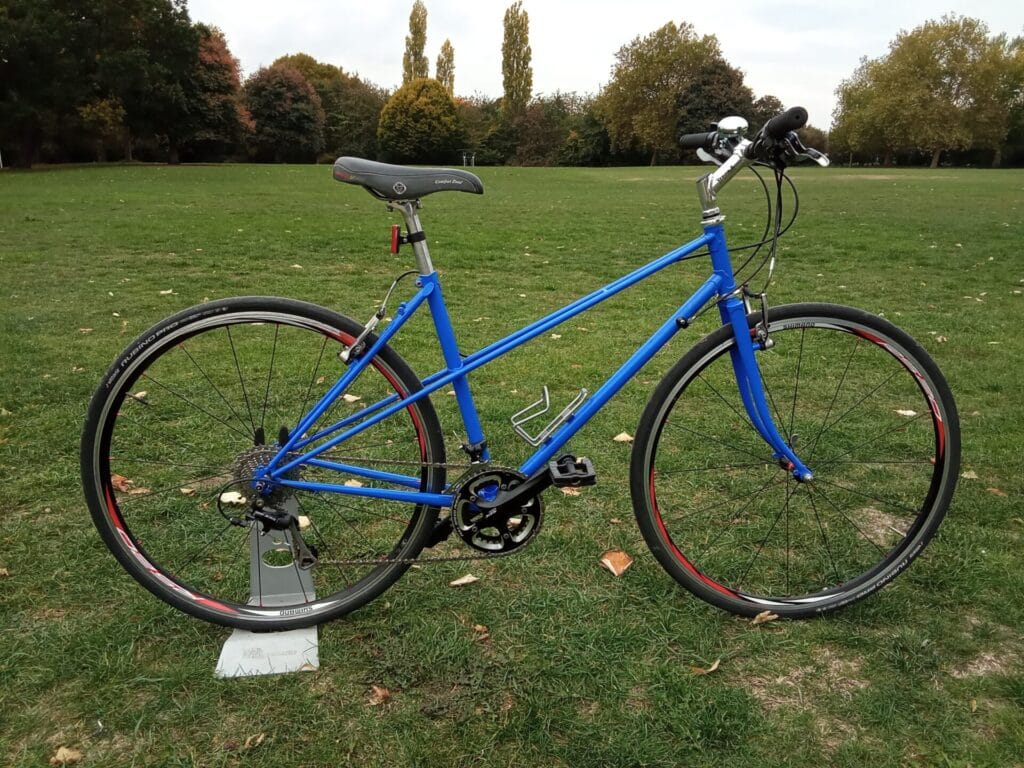 mixie hybrid, 19 frame, 700x28c wheels, 1 x 10 gears, blue