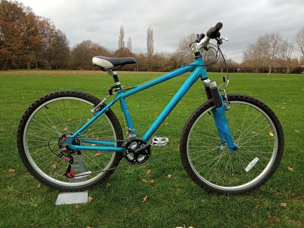 apollo charm, 16 frame, 26 wheel, 3 x 7 gears, blue