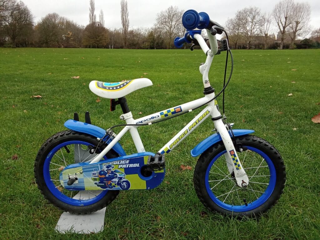 apollo police patrol, 14 wheel, white & blue