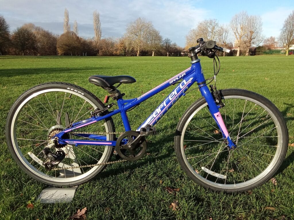 reserved carrera saruna (hybrid), 24 wheel, 10.5 frame, 1 x 7 gears, blue & pink