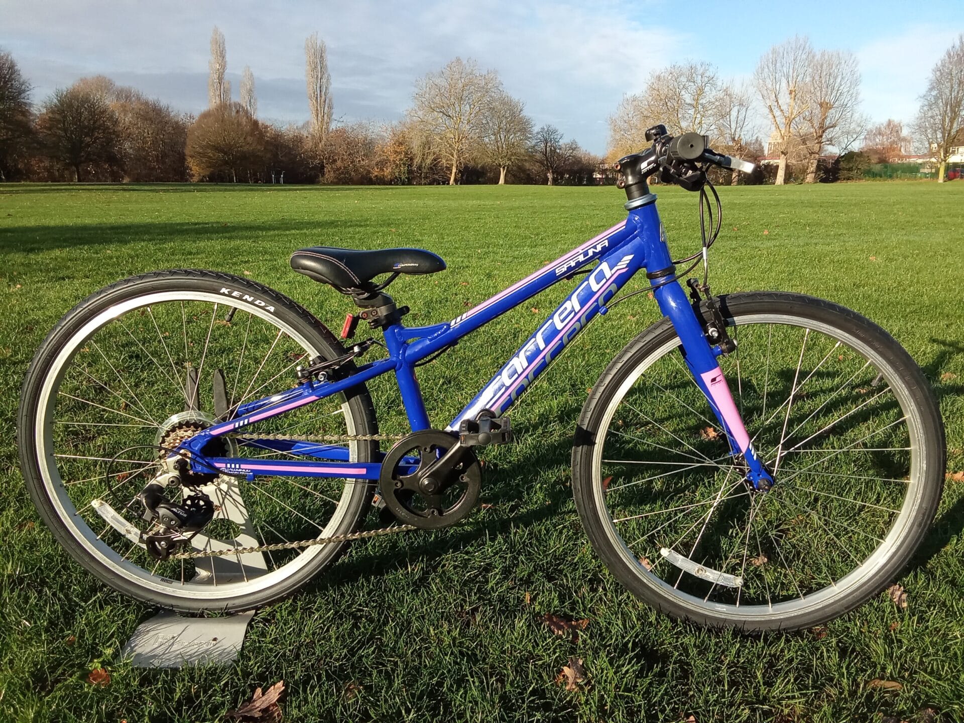 reserved carrera saruna (hybrid), 24 wheel, 10.5 frame, 1 x 7 gears, blue & pink