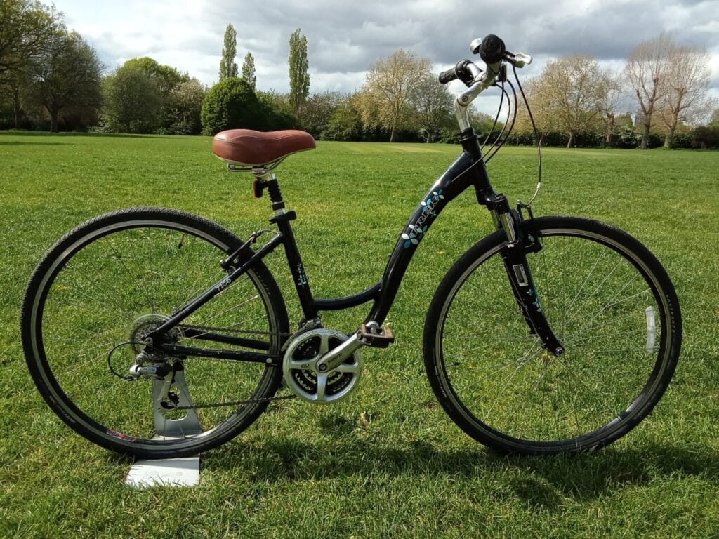 trek navigator (ladies step thru), 16 frame, 700c wheels, 3 x 8 gears, black